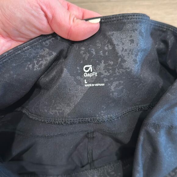 GAPFIT Black Gray GFast Broken Chevron Cropped Workout Active Capris Size Large - Picture 7 of 11